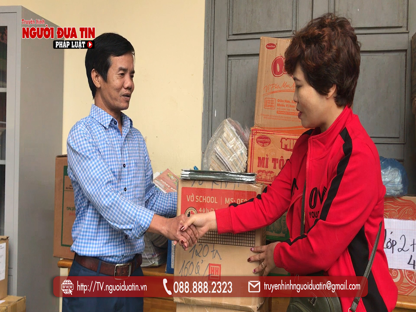 Thầy giáo Phăn Văn Huyên, Phó hiệu trưởng trường PTDTBT TH và THCS Tân Trạch nhận 1000 quyển vở bút cho các cháu học sinh.