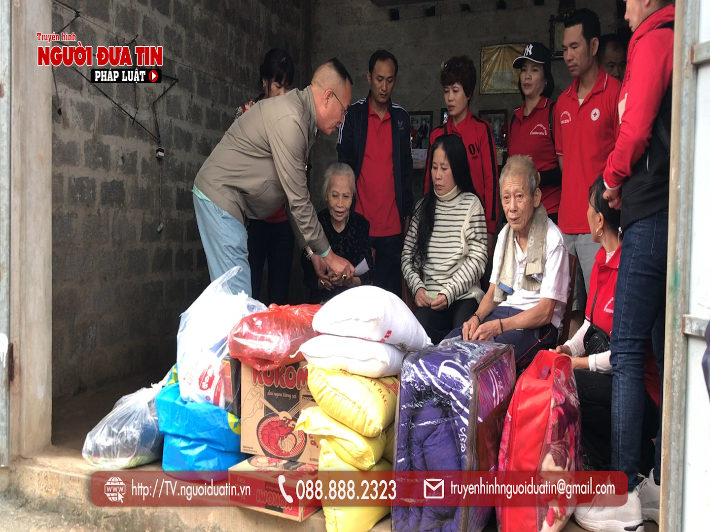 Nhóm thiện nguyện đến tận nhà trao tặng nhu yếu phẩm cùng tiền mặt, nhằm động viên chia sẻ những gia đình có hoàn cảnh đặc biệt khó khăn ở TT Phong Nha (Bố trạch)