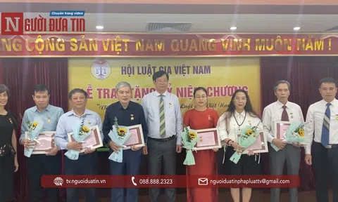 Trao kỷ niệm chương “Vì sự nghiệp phát triển Hội Luật gia Việt Nam”