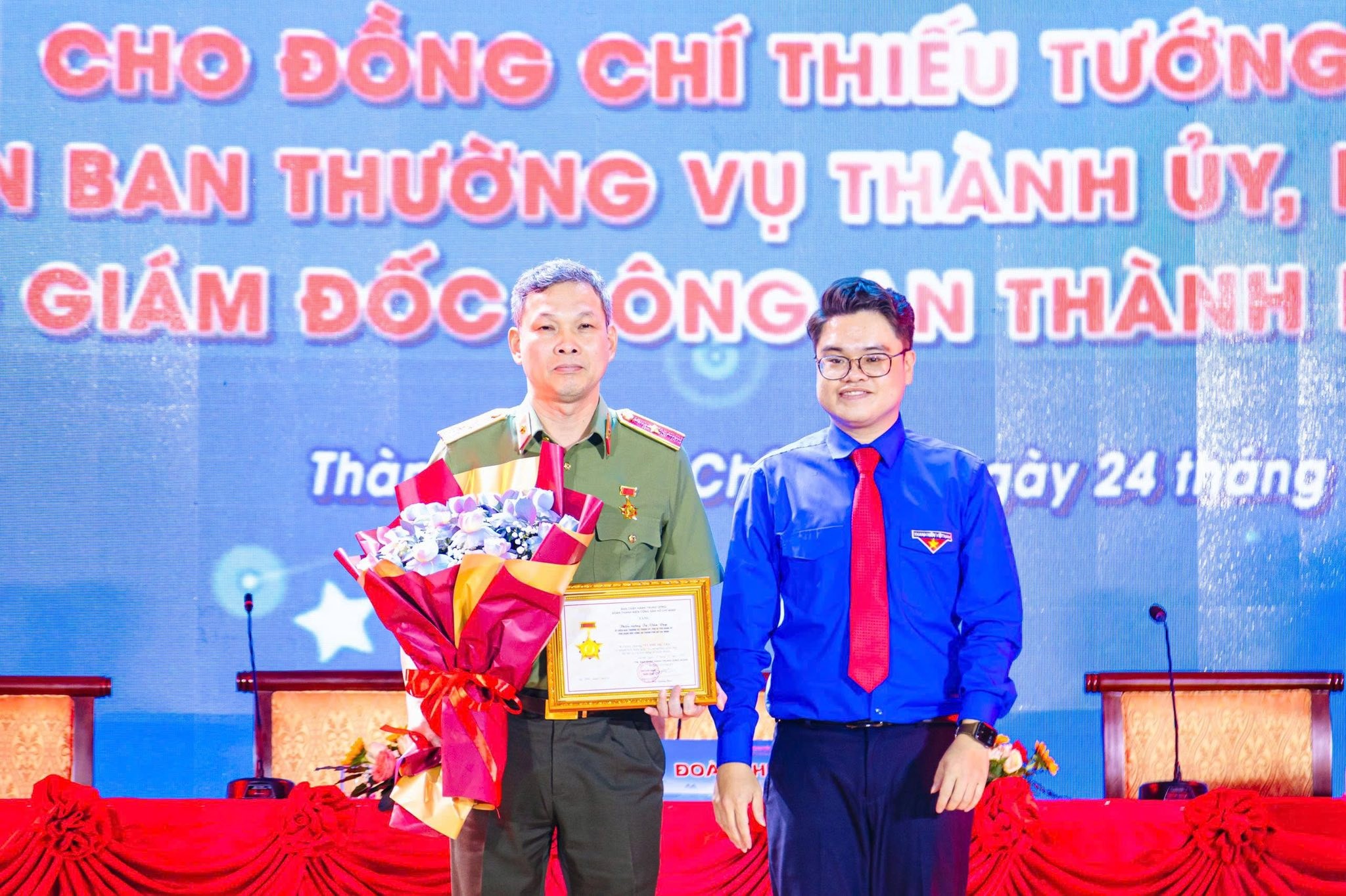 hu-thanh-doan-tphcm-tran-trong-trao-ky-niem-chuong-vi-the-he-tre-den-thieu-tuong-ta-van-dep-pho-bi-thu-dang-uy-pho-giam-doc-cong-an-tphcm-copy-17641208332521332322890-1764135320.jpg
