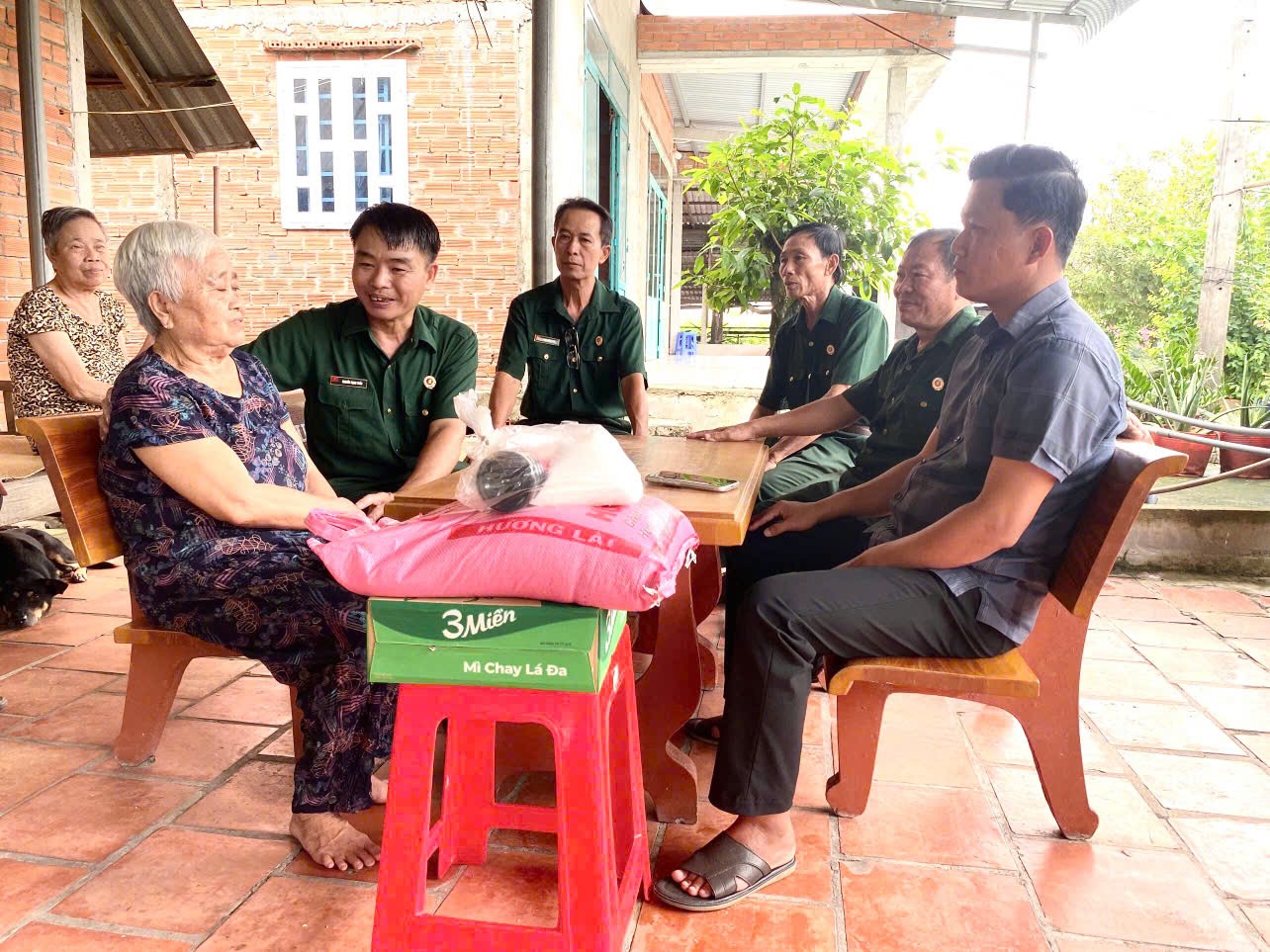 hoi-ccb-xa-tham-ba-nguyen-thi-duong-thuong-binh-co-hoan-canh-kho-khan-1785572177.jpg