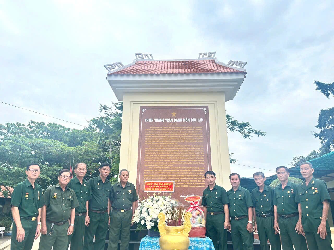 hoi-ccb-xa-vieng-bia-ghi-danh-liet-si-1785572177.jpg