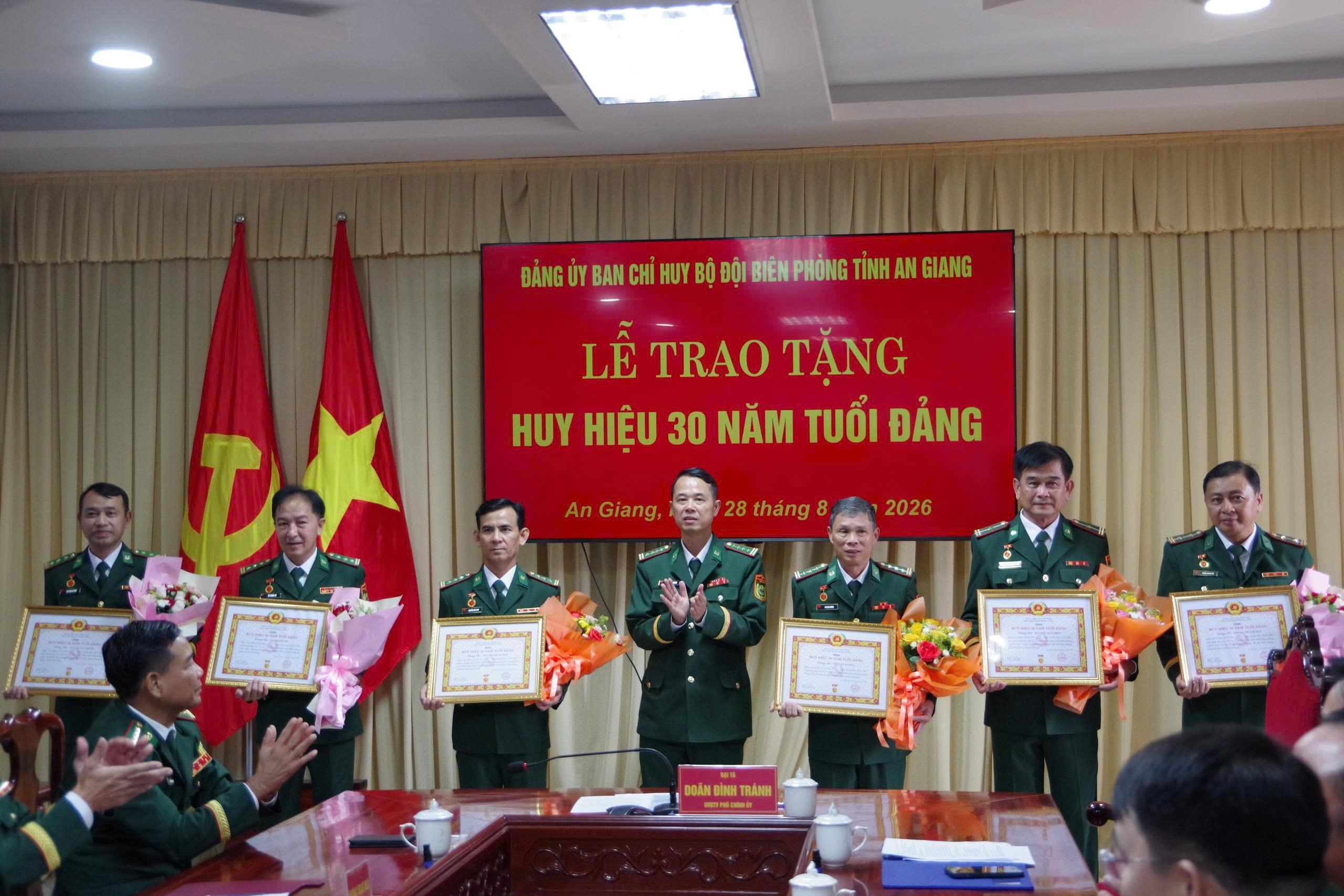 2-dai-ta-doan-dinh-tranh-uy-vien-ban-thuong-vu-dang-uy-pho-chinh-uy-bo-doi-bien-phong-tinh-an-giang-du-va-chu-tri-buoi-le-1787970393.jpg