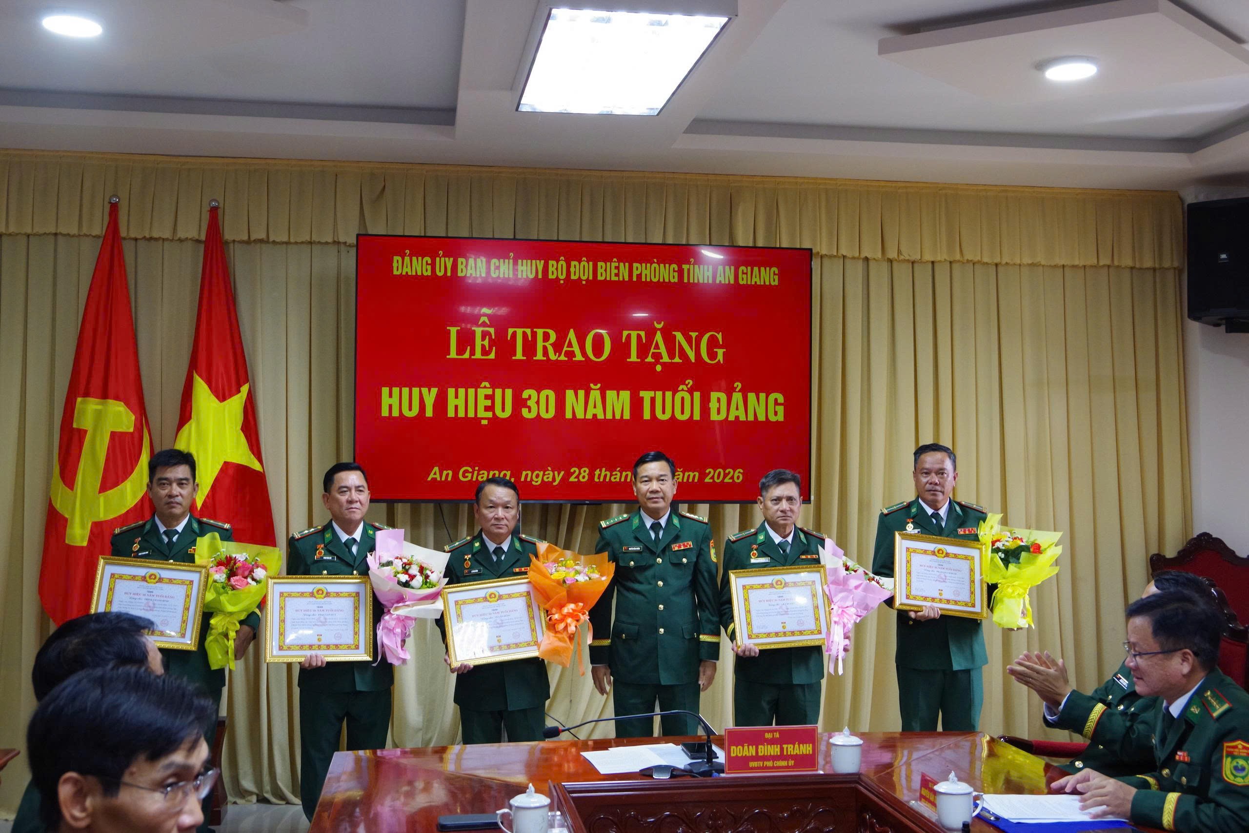 3-dai-ta-nguyen-hong-khiem-pho-chi-huy-truong-ban-chi-huy-bo-doi-bien-phong-tinh-an-giang-tang-hoa-cho-cac-dong-chi-nhan-huy-hieu-30-nam-tuoi-dang-1787970393.jpg