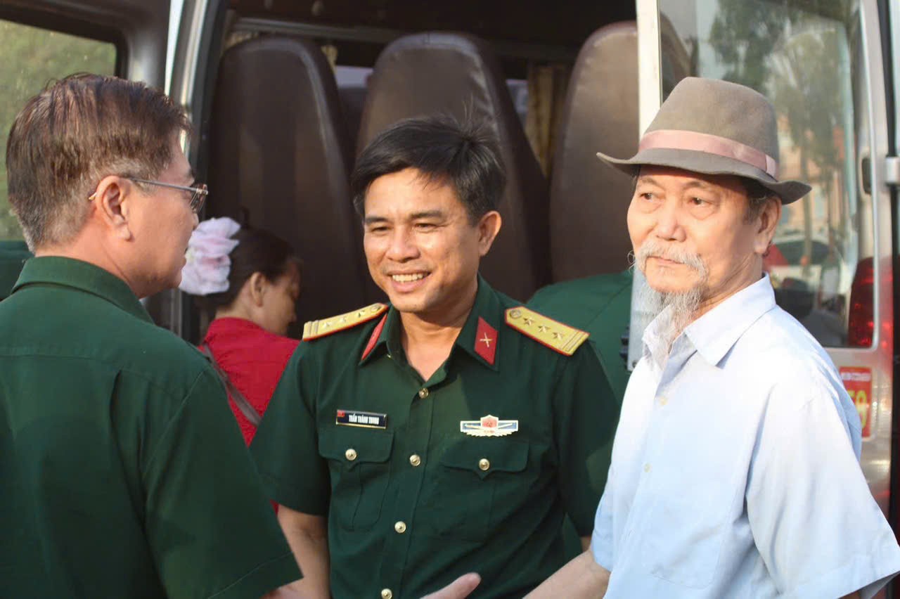 anh-trai-liet-si-le-quang-trung-ong-le-minh-ngoc-bia-phai-xuc-dong-ben-canh-thuong-ta-tran-thanh-trung-chinh-uy-trung-doan-1-su-doan-330-va-chu-tich-clb-trai-tim-nguoi-linh-phuong-nam-1793248948.jpg