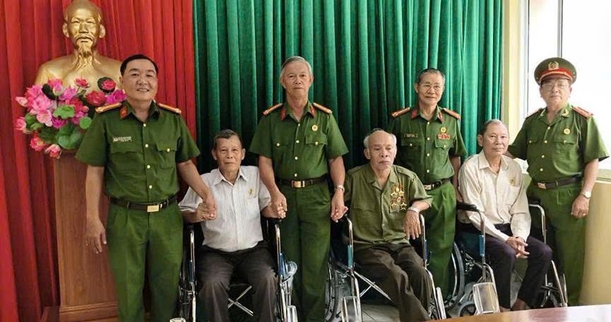 Hội Cựu Công an nhân dân TP.HCM trao tặng xe lăn cho hội viên khó khăn tại phường Bình Quới