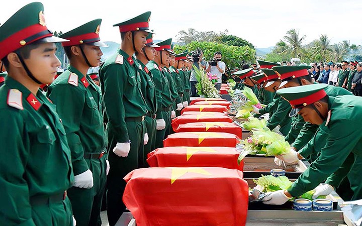 Đưa mẫu hài cốt liệt sĩ từ TP. Hồ Chí Minh ra Hà Nội phục vụ giám định ADN