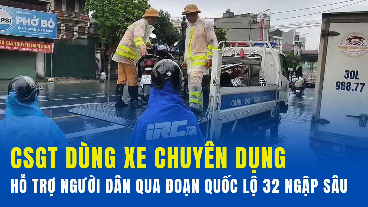 CSGT Đội 9 (CA TP Hà Nội) dùng xe chuyên dụng hỗ trợ người dân qua đoạn Quốc lộ 32 ngập sâu
