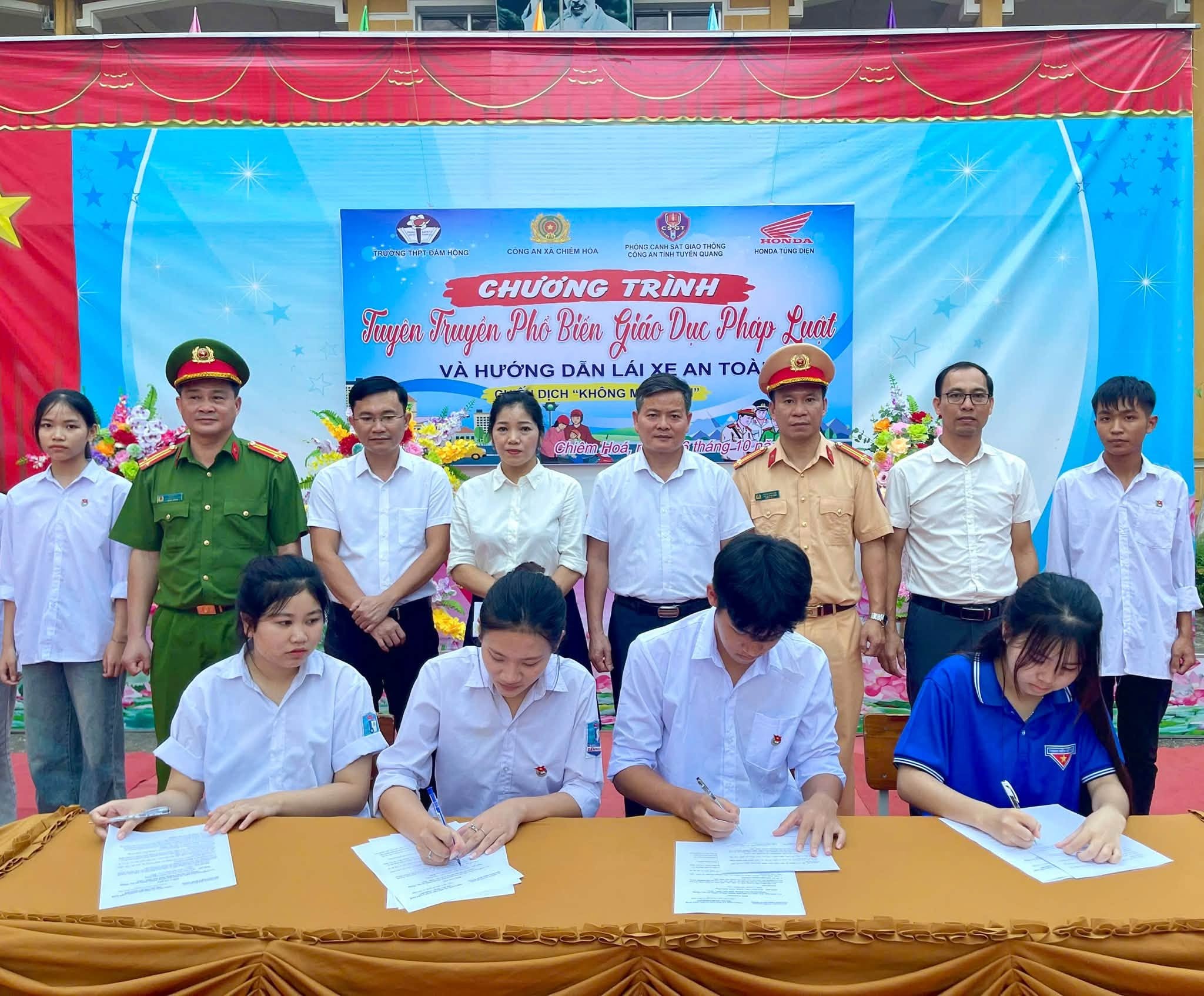 Công an tỉnh Tuyên Quang: Đảm bảo an toàn giao thông và an toàn trên không gian mạng cho học sinh