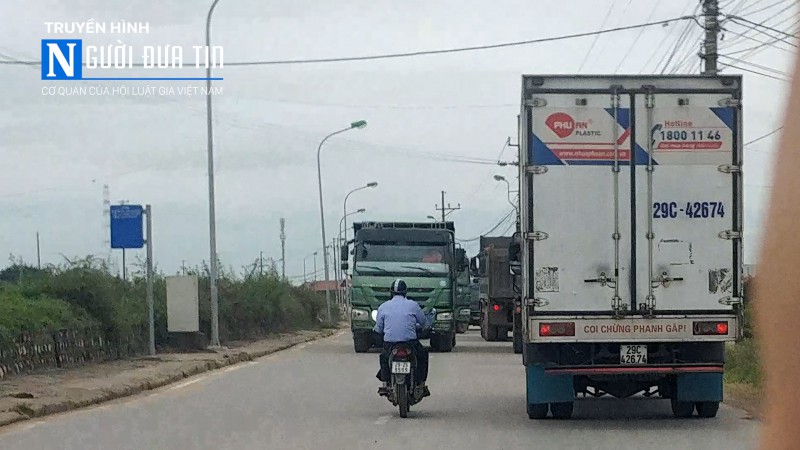 Video khác - (Bài 7) Vạn dân Từ Liêm chịu khổ vì 'giặc xe tải': Đoàn xe tải đổi lộ trình đối phó cơ quan chức năng (Hình 7).