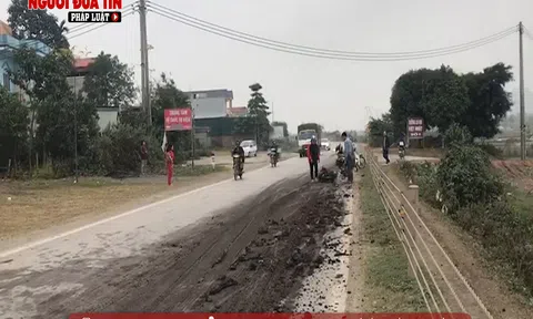 Thấy tai nạn giao thông, thanh tra giao thông bỏ đi, phóng viên đưa người đi cấp cứu