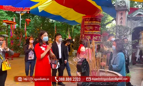 Người dân Thủ đô tuân thủ các biện pháp phòng dịch khi đi lễ đầu năm