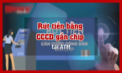 Người dân chuẩn bị được rút tiền tại cây ATM bằng CCCD gắn chip