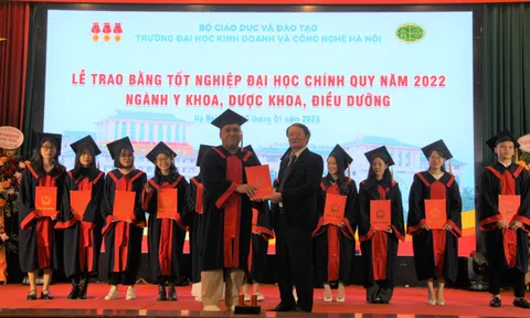 Khóa bác sĩ đầu tiên của Đại học Kinh doanh và Công nghệ Hà Nội tốt nghiệp