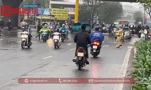 Hà Nội: Nhiều người đi xe máy ngược chiều quay đầu bỏ chạy khi thấy cảnh sát