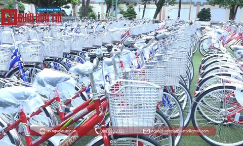 Trao 150 xe đạp tiếp sức học sinh vùng biên đến trường