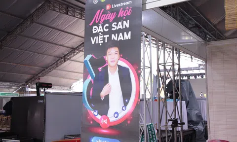 Nghệ sĩ Trung Ruồi livestream quảng bá sản phẩm OCOP tại ngày hội "Đặc sản Việt Nam"