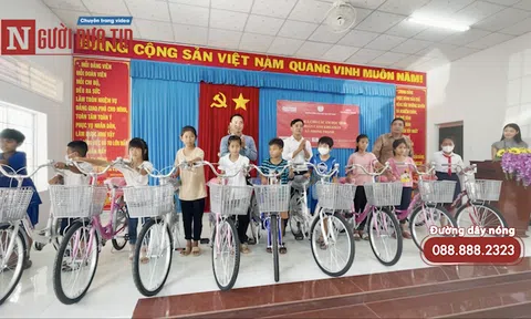 Trà Vinh: Từ câu chuyện tình cờ, 40 học sinh nghèo được tặng xe đạp mới