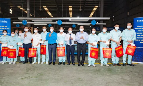 Chủ tịch UBND TP Hà Nội thăm và tặng quà công nhân lao động Eurowindow