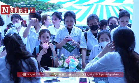 Hàng ngàn sinh viên ngành y dược tham dự ngày hội việc làm diễn ra tại Trường Cao đẳng Y tế Hà Đông