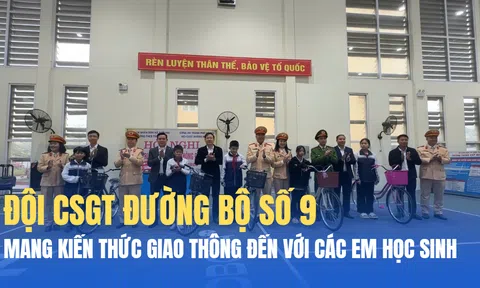 Đội CSGT số 9 (CATP Hà Nội) tuyên truyền luật giao thông và tặng quà cho học sinh