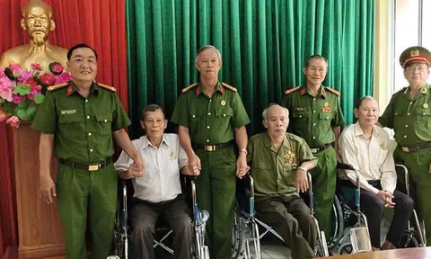 Hội Cựu Công an nhân dân TP.HCM trao tặng xe lăn cho hội viên khó khăn tại phường Bình Quới