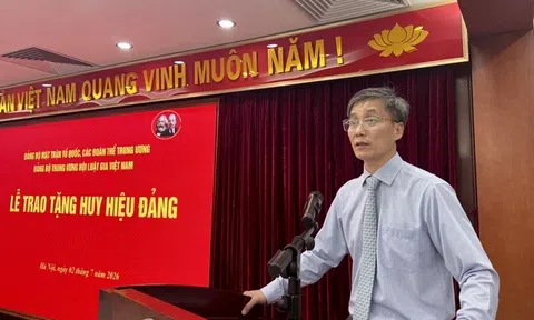 Đảng bộ Trung ương Hội Luật gia Việt Nam trao tặng Huy hiệu Đảng cho các đảng viên