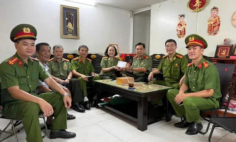Công an Phường Chợ Lớn và Hội Cựu Công an nhân dân Phường Chợ Lớn tri ân các gia đình thương binh, liệt sĩ