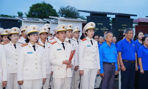 Thắp sáng 2.000 ngọn nến tri ân các Anh hùng liệt sĩ