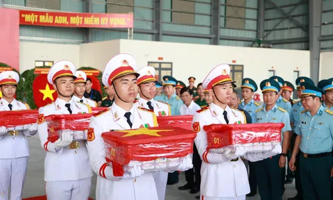 Chuyến bay đặc biệt đưa hơn 7.000 mẫu hài cốt liệt sĩ ra Hà Nội phục vụ giám định ADN