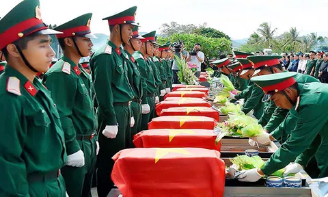 Đưa mẫu hài cốt liệt sĩ từ TP. Hồ Chí Minh ra Hà Nội phục vụ giám định ADN