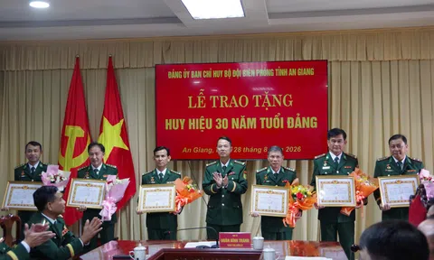 Bộ đội Biên phòng tỉnh An Giang trao Huy hiệu 30 năm tuổi Đảng cho 12 đảng viên