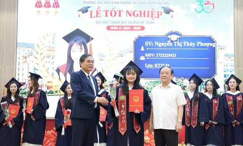 614 tân cử nhân Kế toán HUBT hân hoan nhận bằng tốt nghiệp