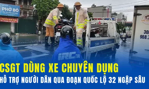 CSGT Đội 9 (CA TP Hà Nội) dùng xe chuyên dụng hỗ trợ người dân qua đoạn Quốc lộ 32 ngập sâu