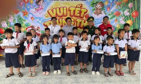Trao quà Trung thu, thắp sáng ước mơ cho học sinh có hoàn cảnh khó khăn
