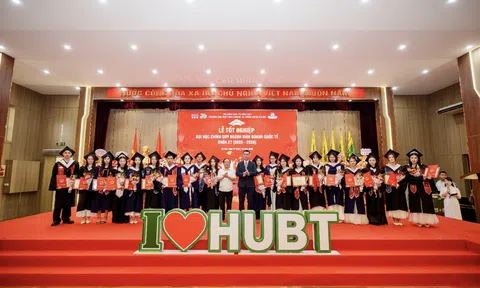 161 tân cử nhân Khoa Thương mại HUBT nhận bằng tốt nghiệp loại xuất sắc và giỏi