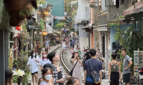 Hà Nội: Kinh doanh trái phép ở “phố đường tàu” lại nhộn nhịp