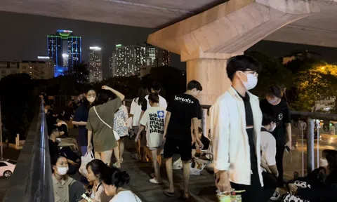 "Hot trend" tụ tập trên cầu vượt đi bộ có thể bị xử phạt