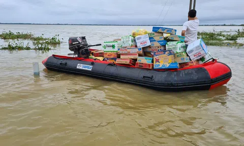 CLB thuyền hơi phía Bắc vượt lũ, kịp thời cứu trợ đồng bào miền Trung