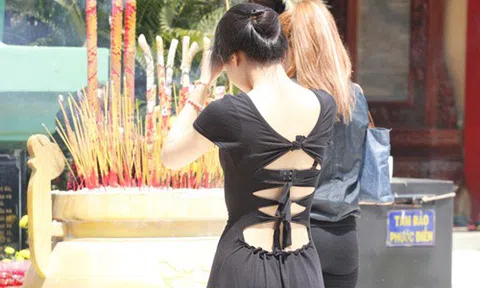 Bạn sẽ làm gì khi thấy người hở hang đi lễ chùa?