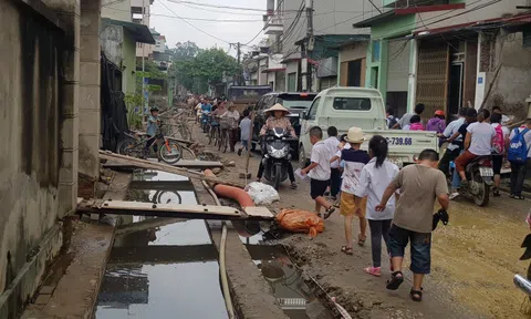 (Bài 1) Hà Đông, Hà Nội: Hàng ngàn học sinh khốn khổ trên con đường đến trường