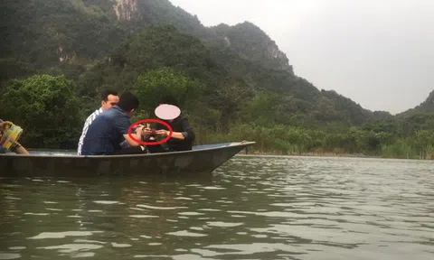 Nhiều thanh niên đánh bạc trên thuyền vào suối Yến - Chùa Hương