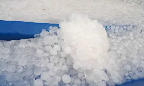 Mưa đá ào ào trút xuống trong đêm đầu năm mới