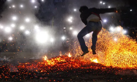 TUYÊN QUANG: KỲ BÍ NHỮNG CHÀNG TRAI NHẢY LỬA