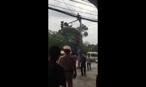 Bị xử phạt giao thông, giở "trò mèo"... leo đèn tín hiệu