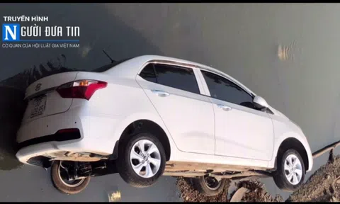 Hà Nội: Trưa nắng, ô tô bất ngờ lao xuống kênh nước