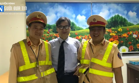 Hà Nội: CSGT Đội 11 giúp đỡ một người Nhật đi lạc vào đại lộ Thăng Long