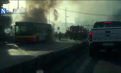 Hà Nội: Xe bus bốc cháy ngùn ngụt dưới trời nắng