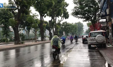 Hà Nội: Người dân vui mừng khi cơn mưa chấm dứt đợt nắng nóng.