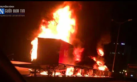 Hà Nội: Xe khách cháy rụi sau khi tông container, một thai phụ tử vong